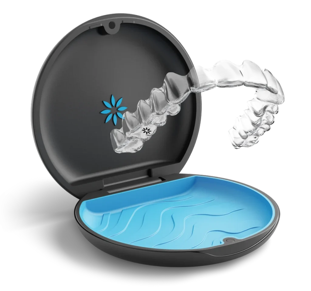 Zdjęcie przedstawia nakładkę Invisalign