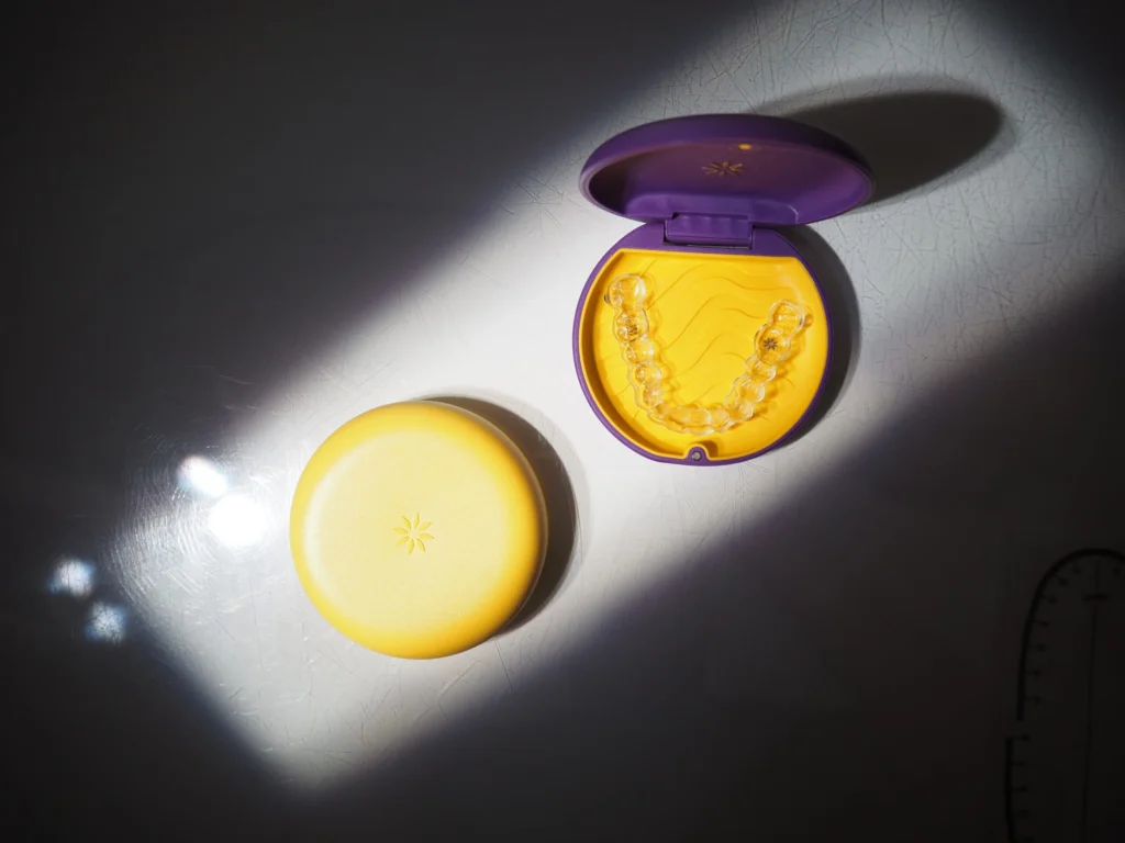 Zdjęcie przedstawia nakładkę Invisalign