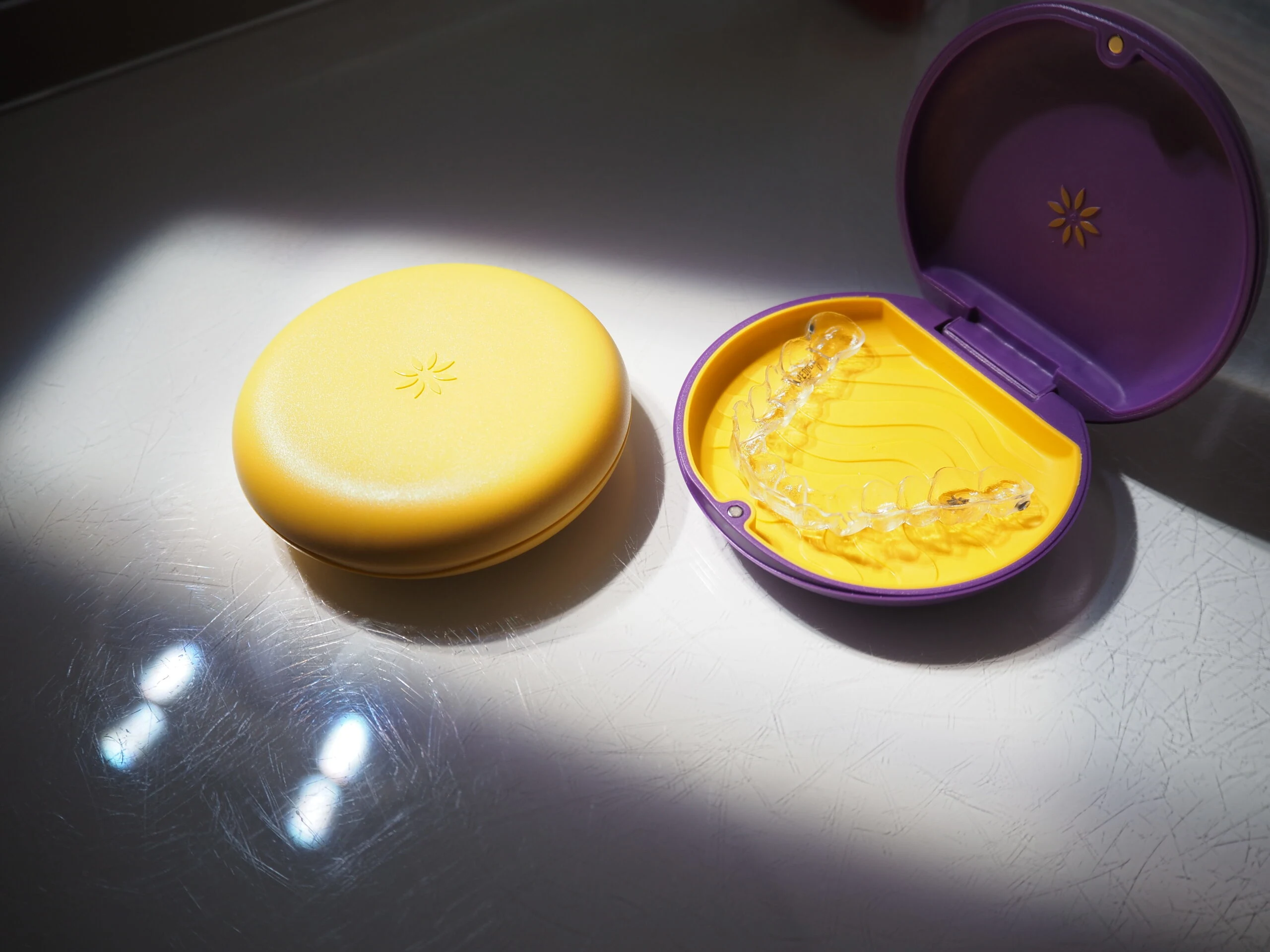 Zdjęcie przedstawia nakładkę Invisalign